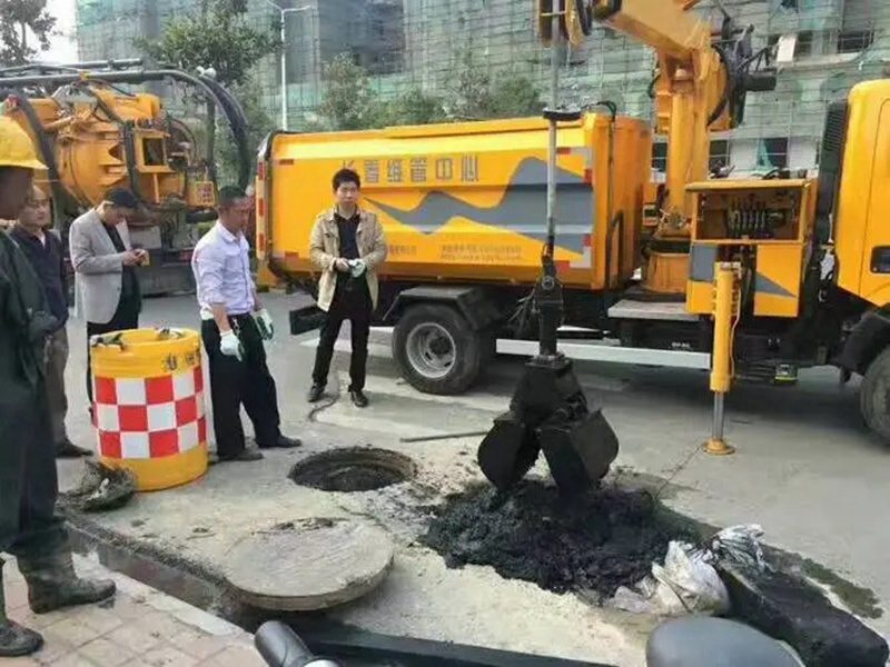 马边街道：网格员化身“清道夫”，为民解忧疏通“堵心”化粪池
