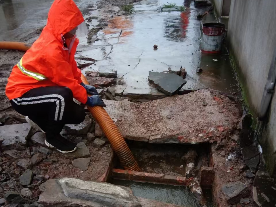 马边专业清理污水池 炜誉市政以规范流程守护城市 “肠道”